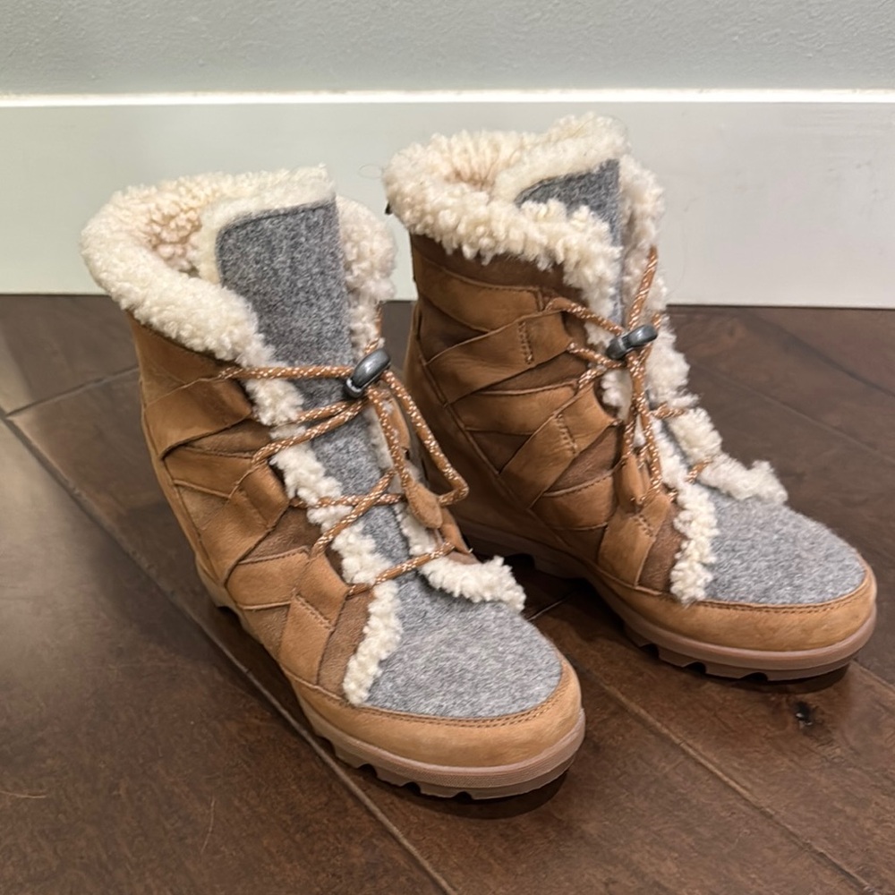 Sorel Tan and Gray Winter Rain Boots Cozy Durable Design